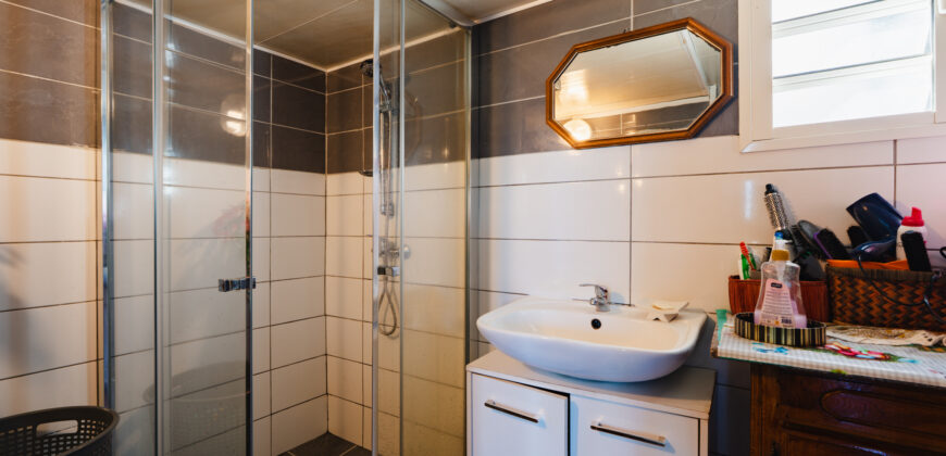 Pont d&rsquo;Yves (Le Tampon) – Maison de 8 pièces dont 5 chambres 150m² – 730m² terrain constructible – fort potentiel