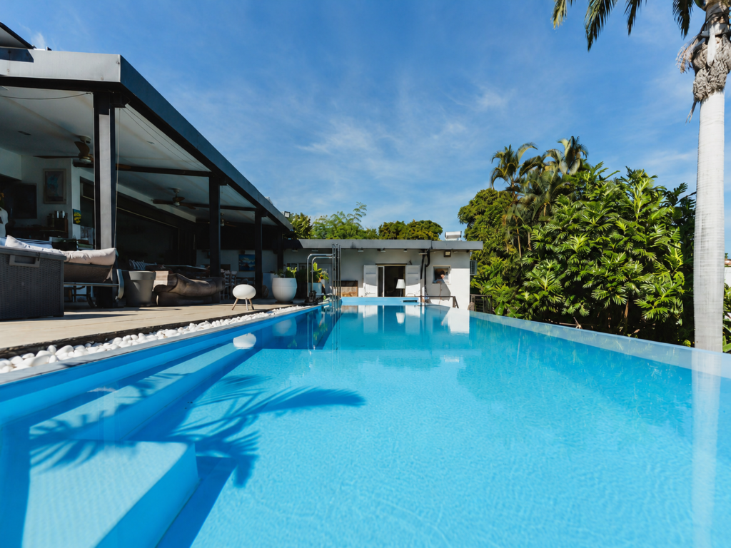 Villa contemporaine &agrave; La Possession avec piscine &agrave; d&eacute;bordement, grande varangue couverte, jardin tropical et vue d&eacute;gag&eacute;e.
