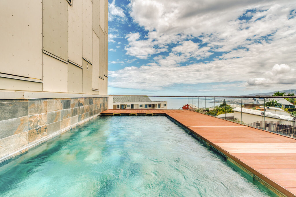 Piscine collective de la résidence avec vue mer
