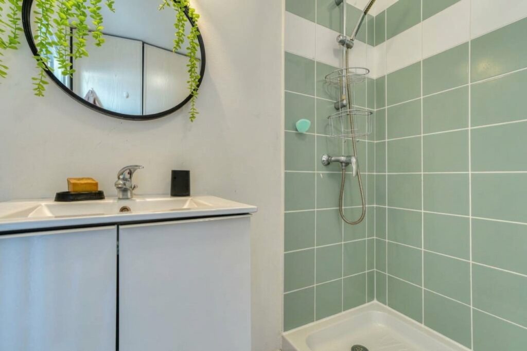 Salle d'eau avec douche et meuble vasque