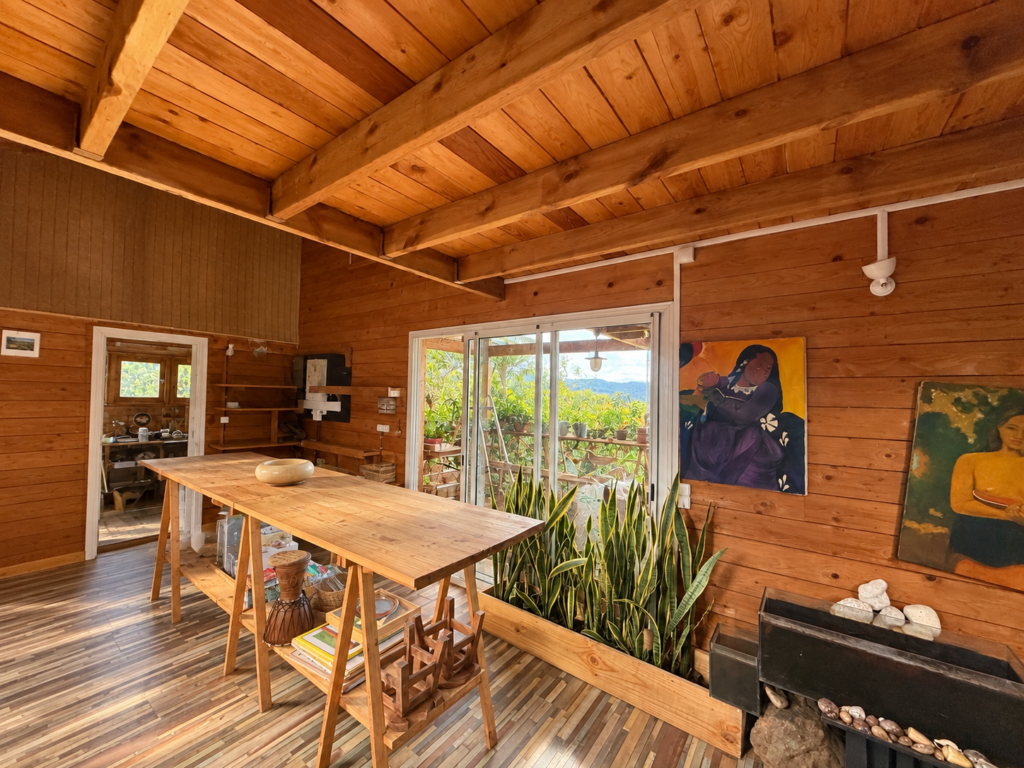 Séjour en bois avec baie vitrée sur la terrasse