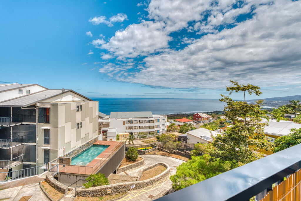 Vue mer depuis la terrasse du T3 sur la piscine de la résidence, Saint-Leu