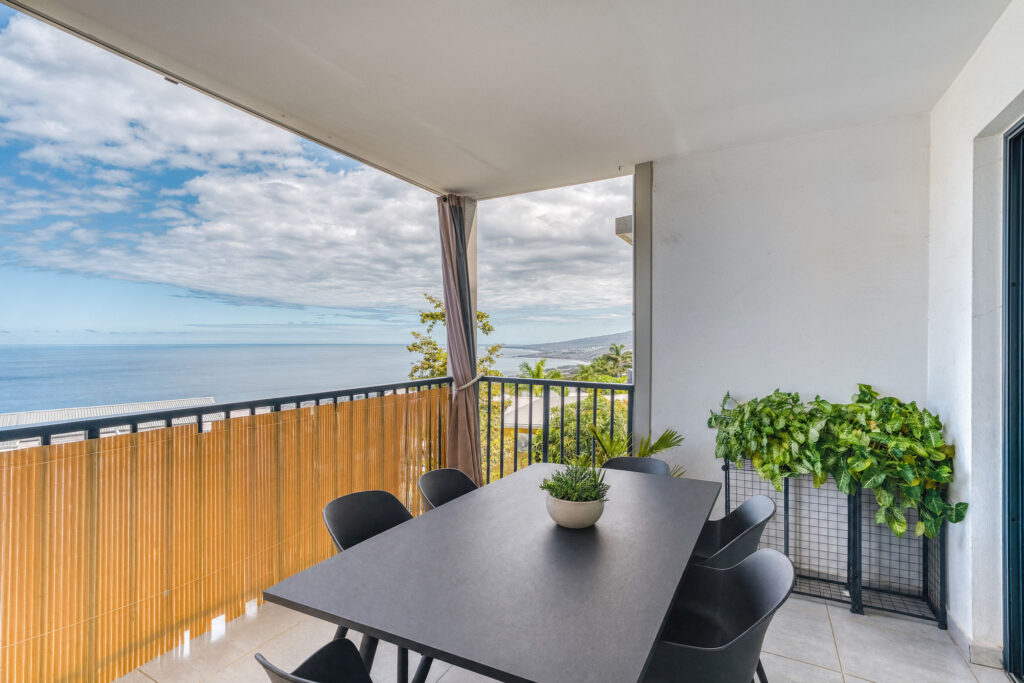 Terrasse couverte avec vue sur l'océan