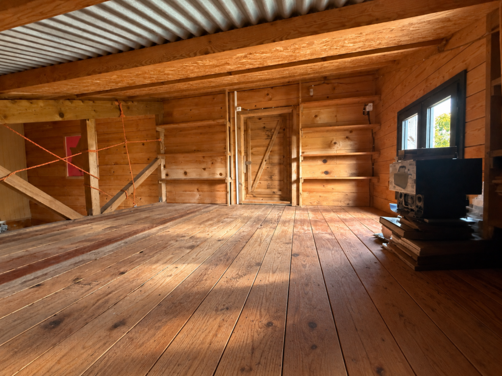 Mezzanine espace nuit de la maison en bois
