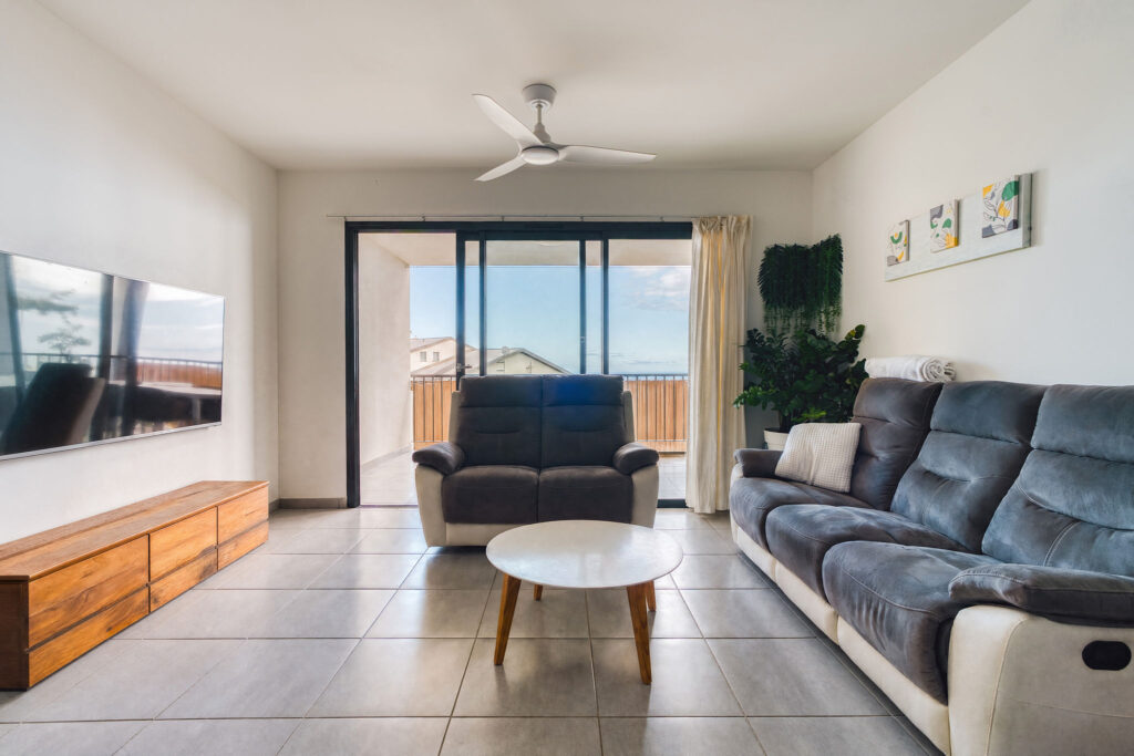 Salon avec baie vitrée et vue mer