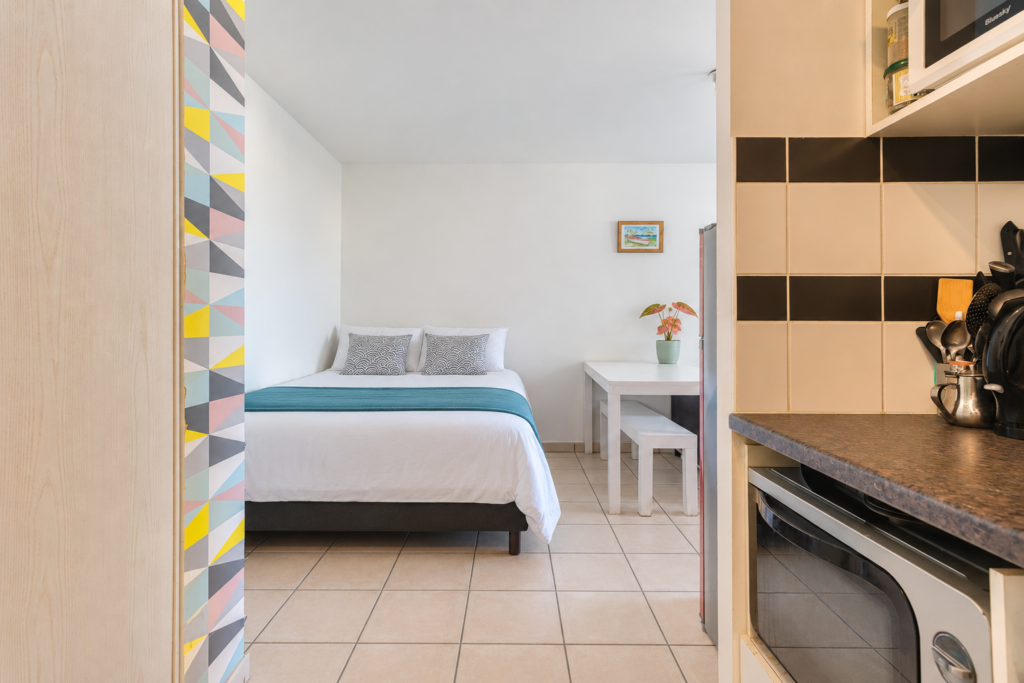 Espace nuit et kitchenette équipée du studio